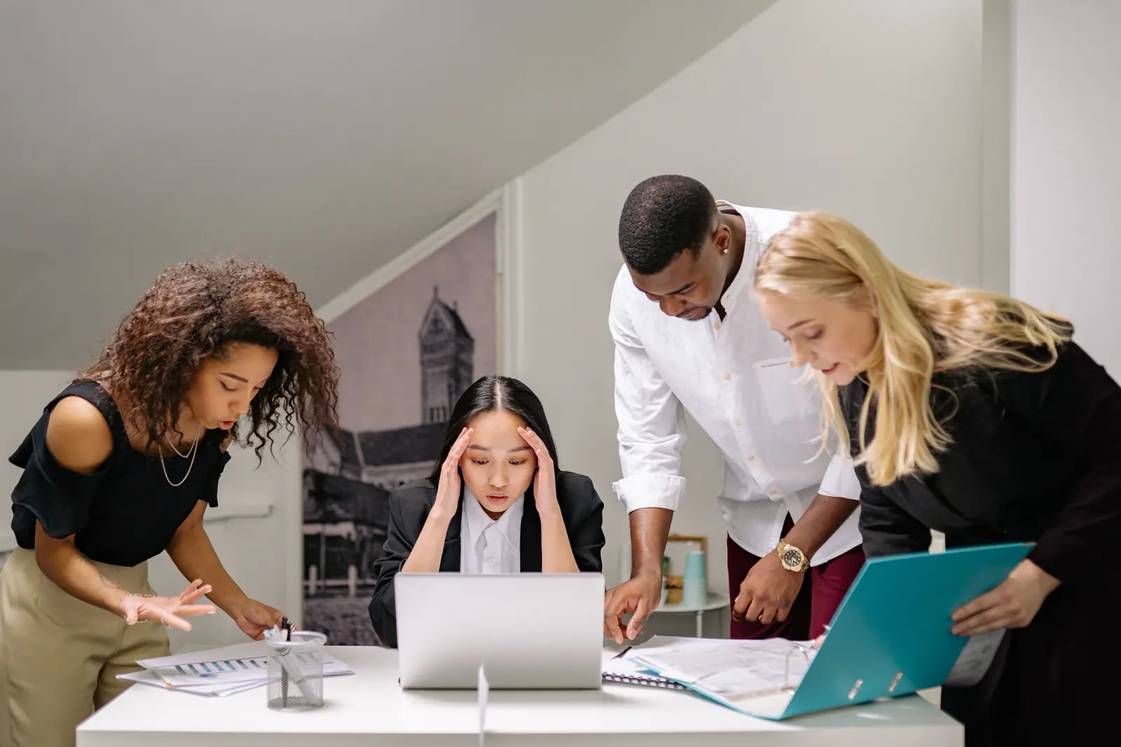 Stresszes munkavállaló irodai környezetben
